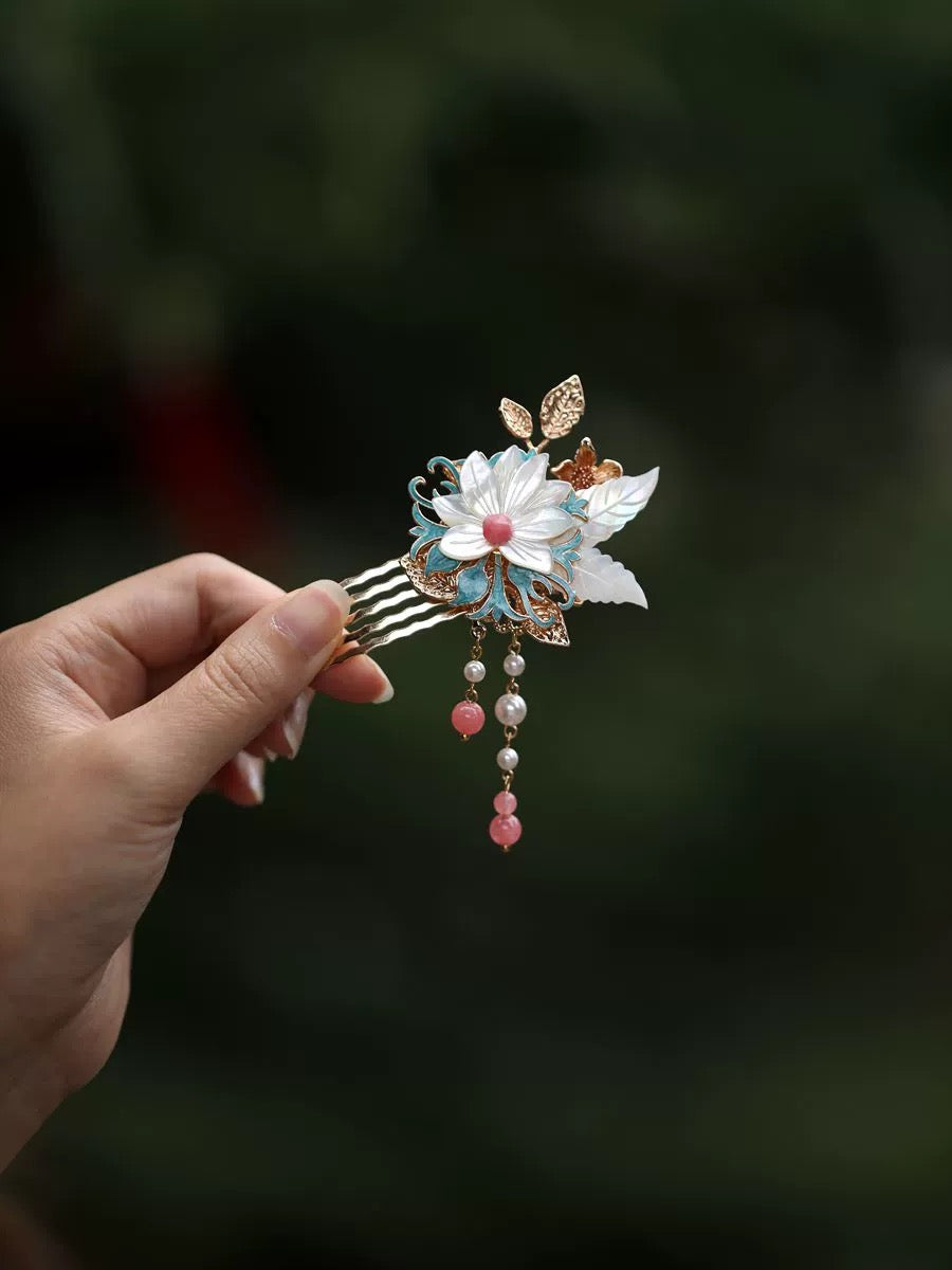 Exquisite Flowery Hairpin