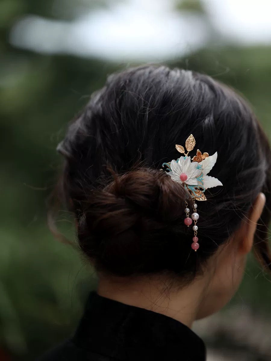 Exquisite Flowery Hairpin