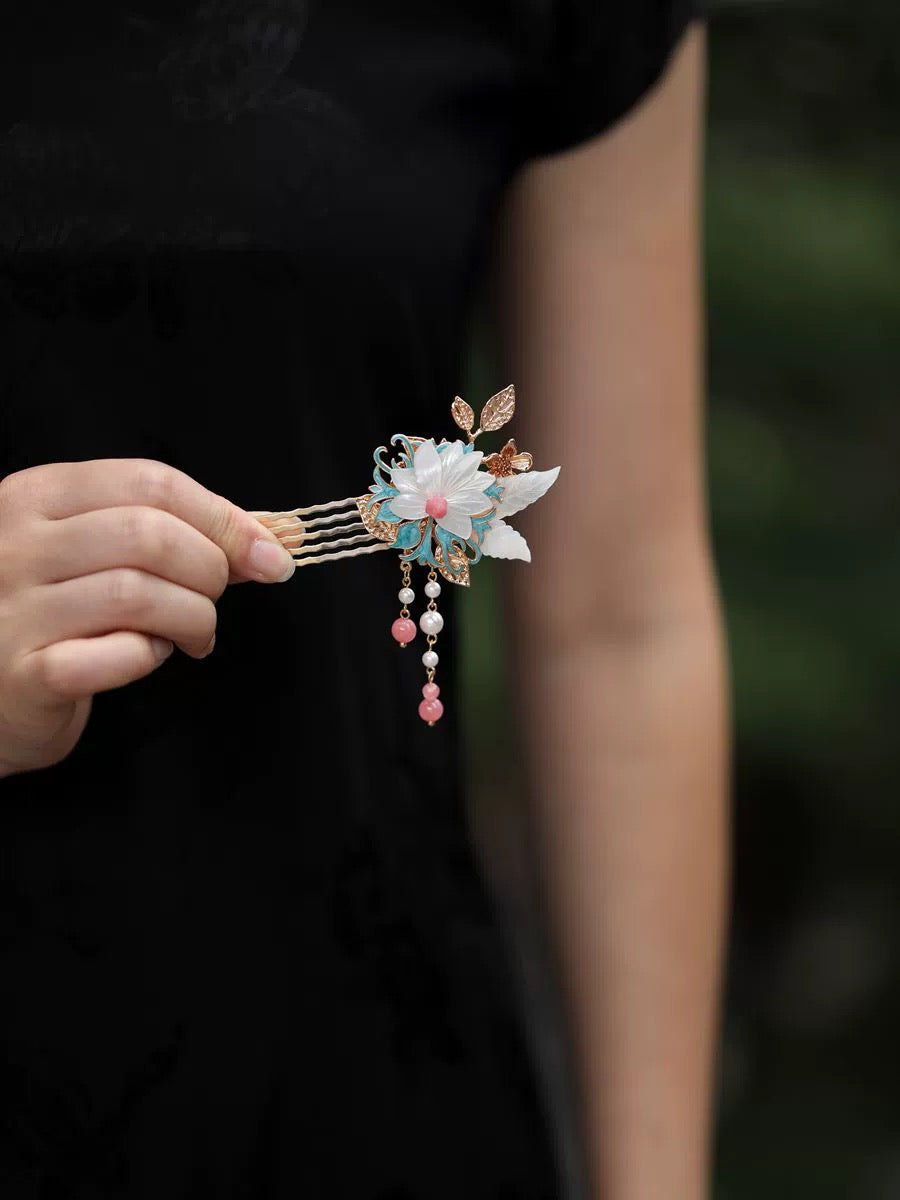 Exquisite Flowery Hairpin