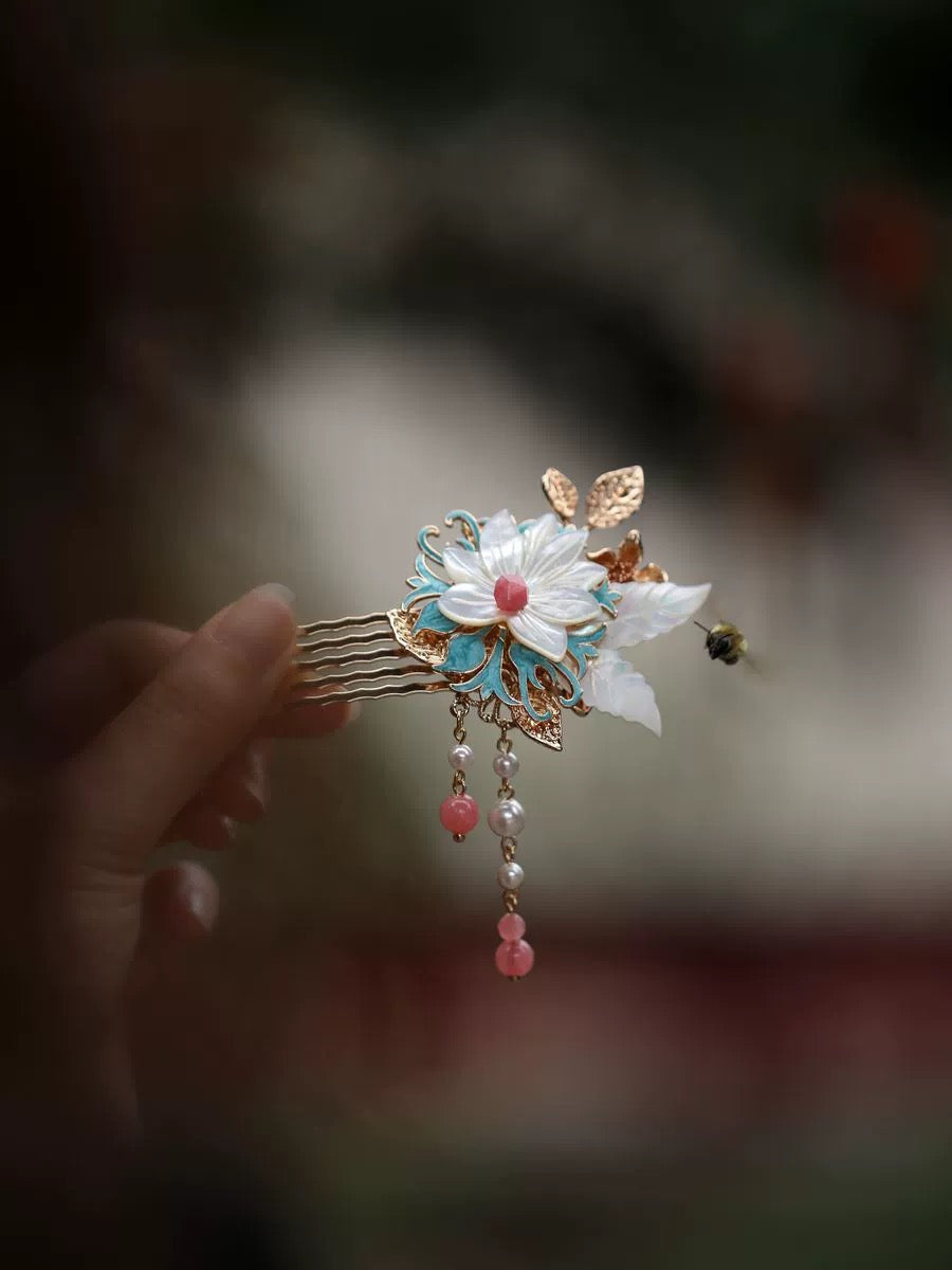 Exquisite Flowery Hairpin