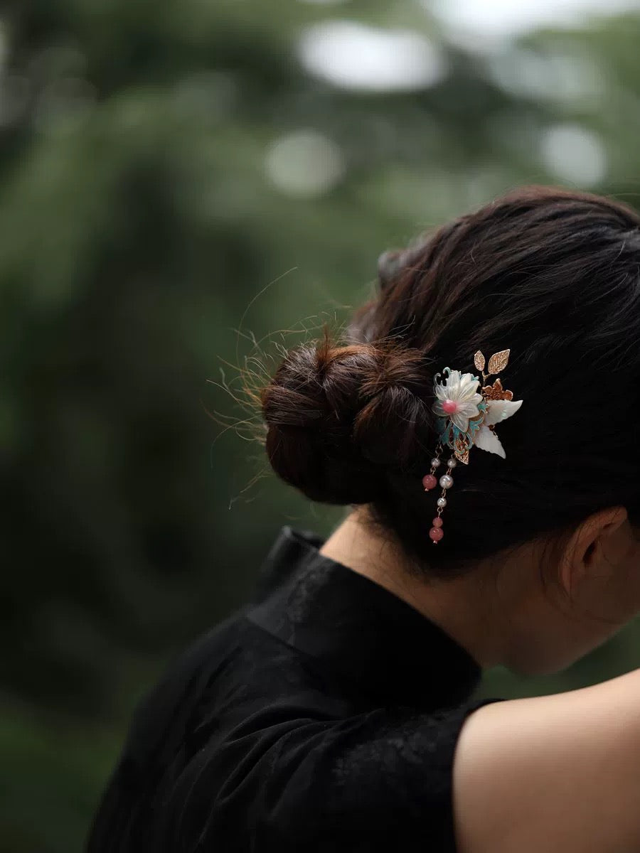 Exquisite Flowery Hairpin